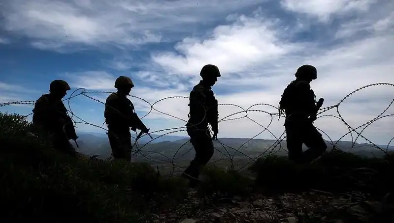 Türkiye’deki İki İlde 32 Düzensiz Göçmen Yakalandı: Nedenleri ve Sonuçları