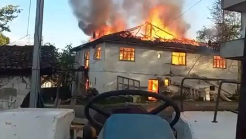 İki Katlı Evi Kül Eden Yangın: Hızla Büyüyen Alevler Panik Yarattı
