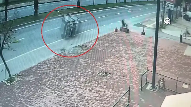 Güvenlik Kamerasında Görüntülenen Korkunç Kaza İki Yaralıyla Sonuçlandı