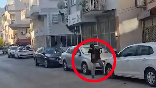 İzmir’deki Saldırganla Çatışma Anları: Güvenlik Görevlisi Kahramanlığı