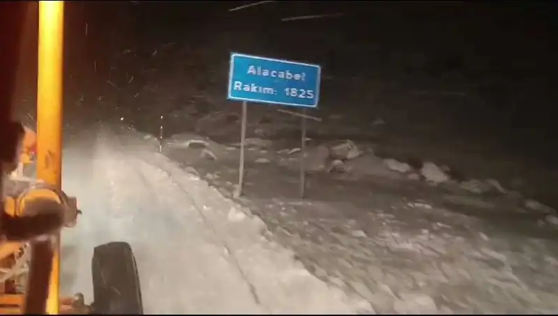Antalya'da Eşsiz Kartpostallık Manzaralar: İlk Kar Yağışı Şehirde Şaşkınlık Yarattı!