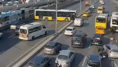 İstanbul'da Feci Kaza: İETT Otobüsü İki Araçla Çarpıştı