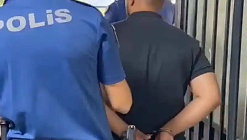 İzmir'de Polise Saldıran Şahıs Yakalandı: Olayın Ardındaki Gerçekler