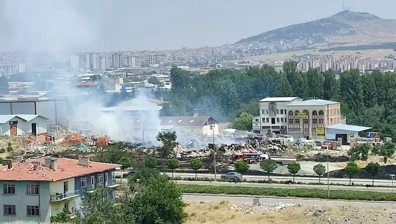 Otluk Alanda Çıkan Yangın, Depoyu Küllere Çevirerek Büyük Hasar Verdi