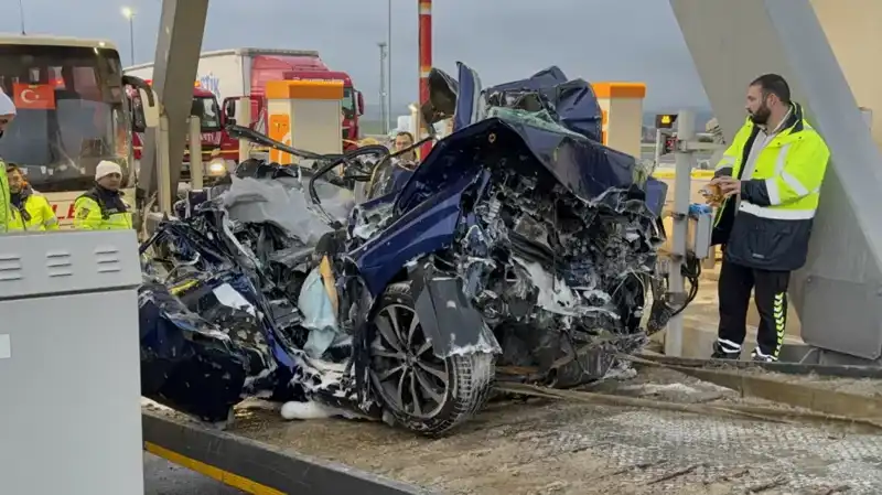 Silivri’de Feci Kaza: Otomobil Gişe ile Otobüs Arasında Sıkıştı!