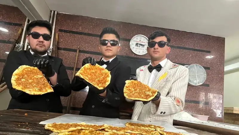 Takım Elbiseli Fırıncılar: Şehirdeki En İlginç Etkinlik!