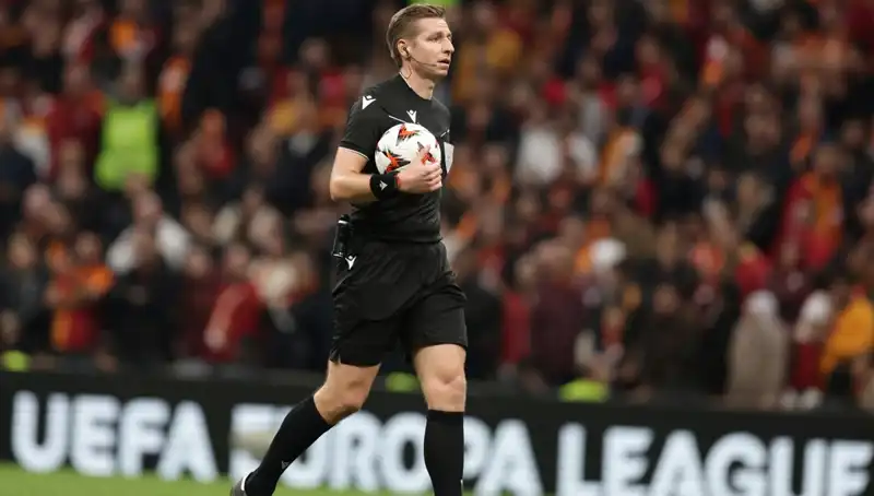 Galatasaray-Antalyaspor Maçında VAR Olayı: Belçikalı Lawrence Dikkat Çekti