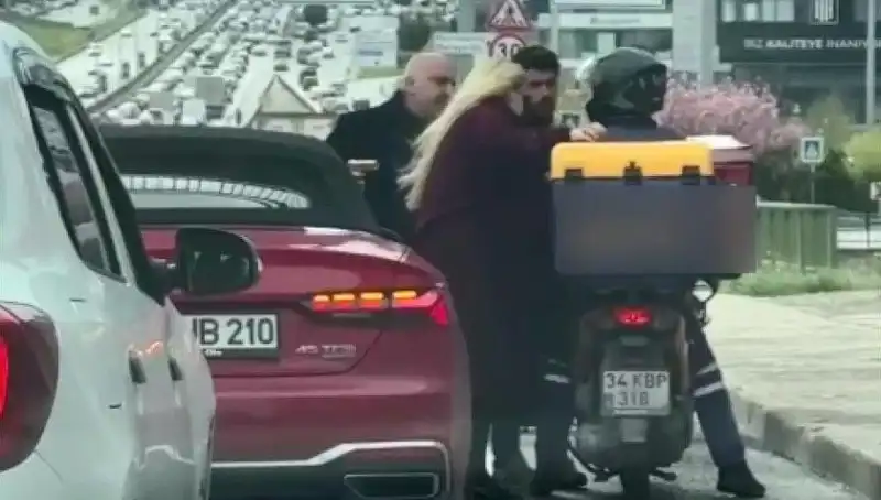 D-100'de İnanılmaz Olay: Motokuryeye Silah Çeken Adam Yakalandı!