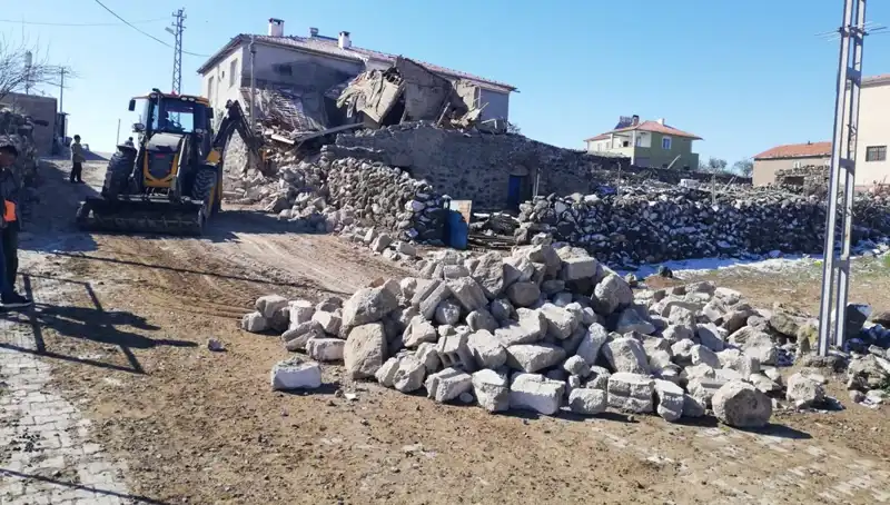 Kayseri'de Ahır Çöktü: Hayvanları Kurtarmak İçin Mücadele Başladı