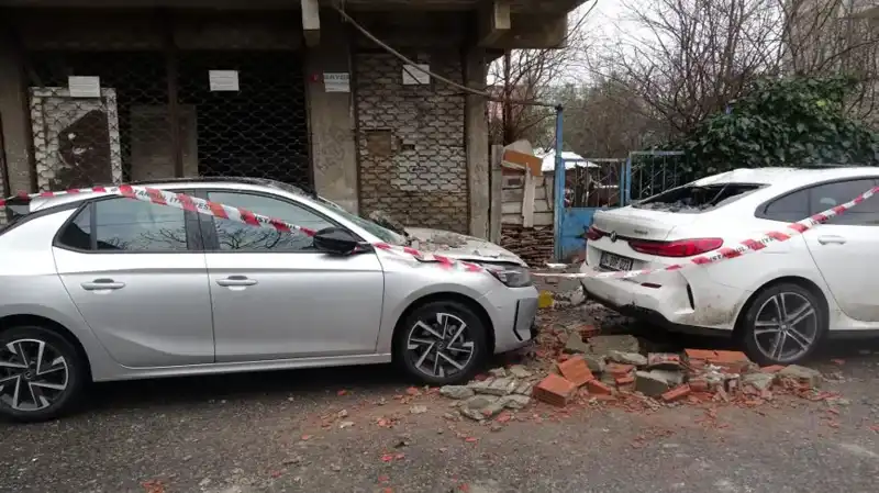 İstanbul'da Dört Katlı Binanın Balkonu Çöktü: Olayın Tüm Ayrıntıları