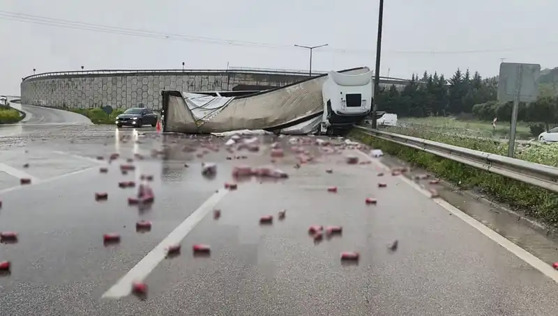TIR Devrildi, İçkiler Yola Saçıldı: Kaza Sonrası İlginç Anlar
