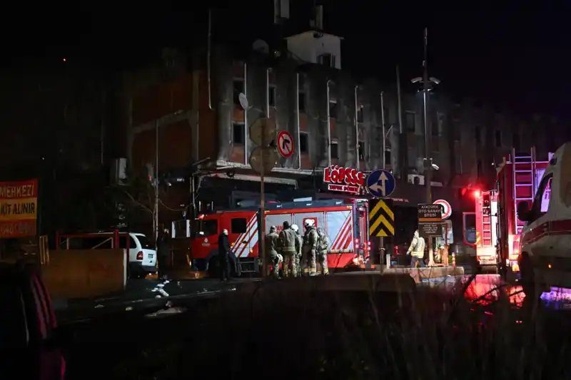 Maslak’ta Yangın Paniği: Beş Araç Kül Oldu, Olayın Sebebi Nedir?