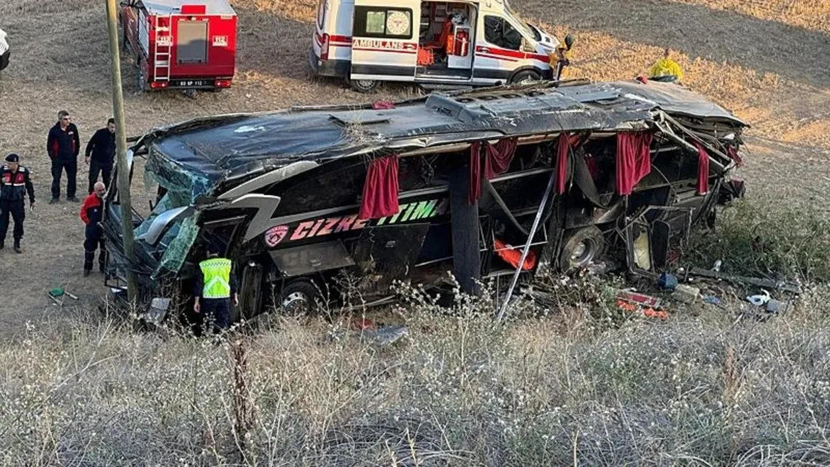 Afyonkarahisar’da Yolcu Otobüsü Devrildi: 1 Ölü, Çok Sayıda Yaralı