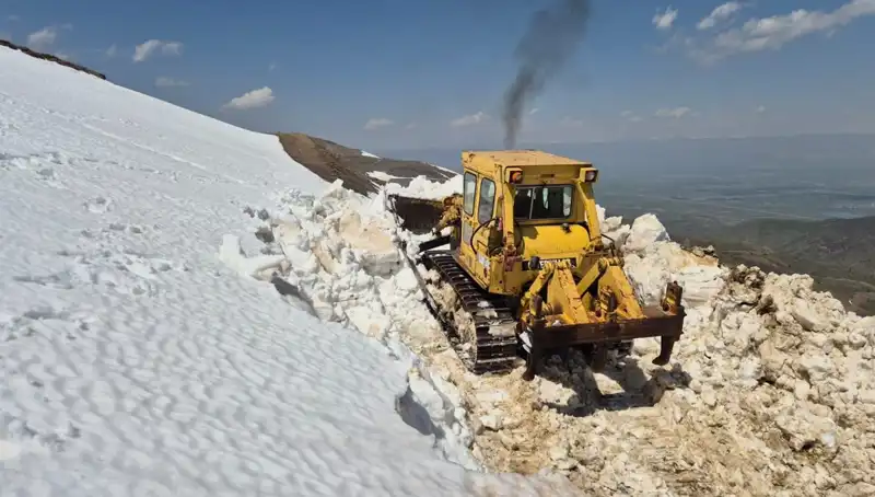 Nisan Ayında 2 Metreyi Aşan Karda Yol Açma Çalışmaları Devam Ediyor