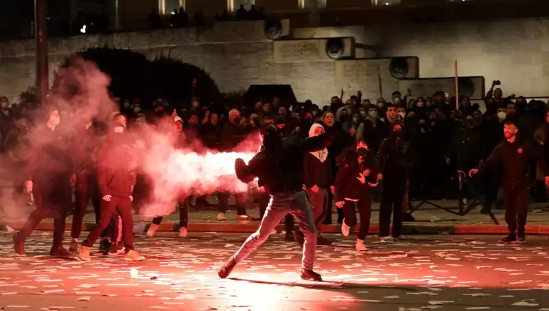 Yunanistan'da Gensoru Krizi: Atina Sokaklarında Protestolar Alevlendi