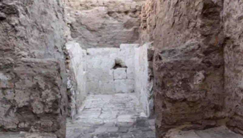 Mısır'da 3,500 Yıllık Kraliyet Mezarı Keşfedildi: Tarihi Sırların Peşinde
