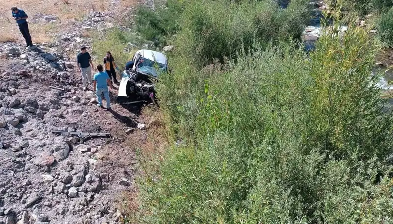 Sivas'ta Otomobil Dere Yatağına Uçtu: Üzücü Kaza İki Can Aldı