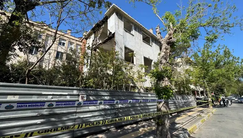 Bakırköy'de Deprem Korkusu: Metruk Bina Kısmen Göçtü, Neler Oluyor?
