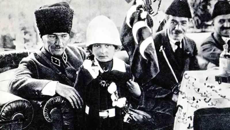 Unutulmaz Fotografiyle Anılarımızı Tazeleyen o Şapkanın Hikayesi