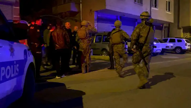 Balkondan Tüfekle Açtığı Ateşle Şok Eden Olay: Polis Geldiğinde Kendini Kilitledi