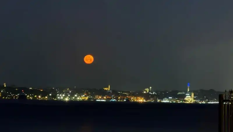 İstanbul'da Çilek Dolunayı: Büyüleyici Güzellikte Bir Gece