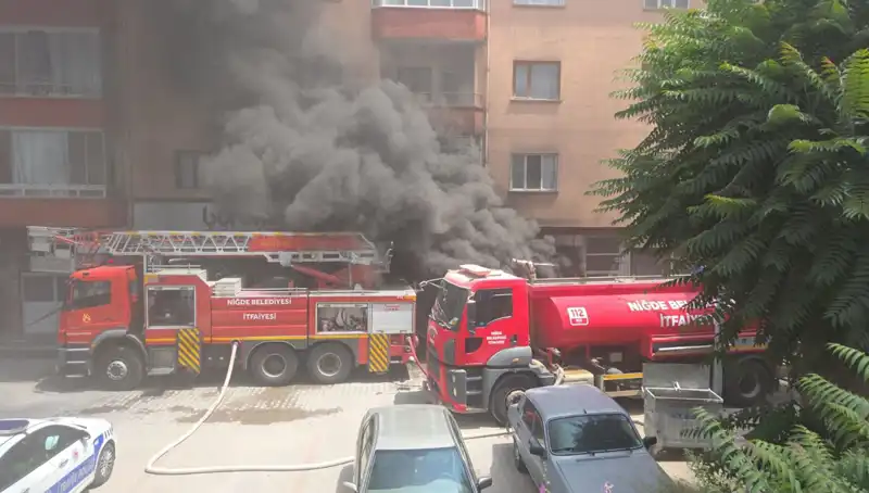 Niğde'de Beyaz Eşya Deposunda Yangın: Büyük Hasar ve Sebepleri Araştırılıyor