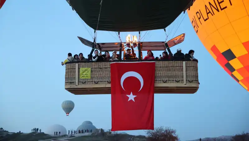 Kapadokya Gökyüzü 23 Nisan Coşkusuyla Dolduruldu: Balonlar Türk Bayraklarıyla Uçtu