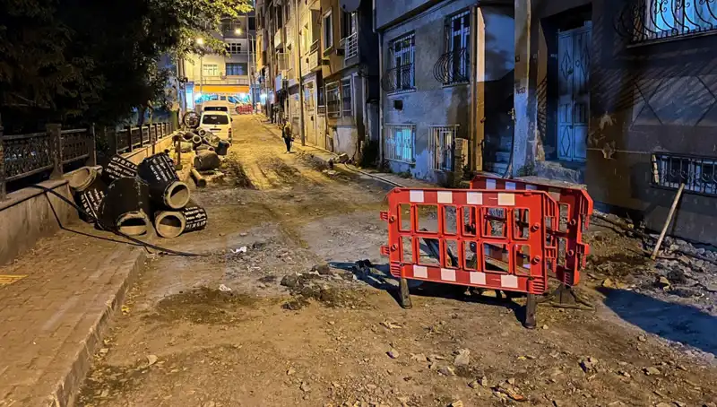 Bayrampaşa'da Altyapı Çalışmalarında Patlayan Rögar Kapağı Panik Yarattı