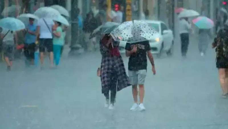 Meteoroloji'den Kritik Uyarı: İstanbul'da Sağanak, Yangın Bölgesinde Rüzgar Çarparak İlerliyor!
