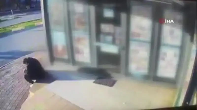 Market Çalışanının Hayatta Kalma Mücadelesi: Refleksiyle Korkunç Olaydan Kurtuldu