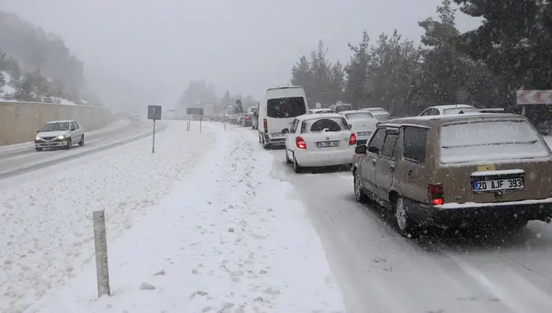 Denizli-Antalya Kara Yolunu Kar Bastı: Trafik Felç Oldu!