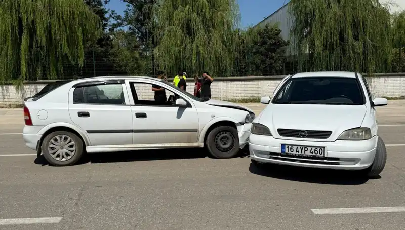 İki Otomobil Çarpıştı: Korkunç Kazada İki Yaralı