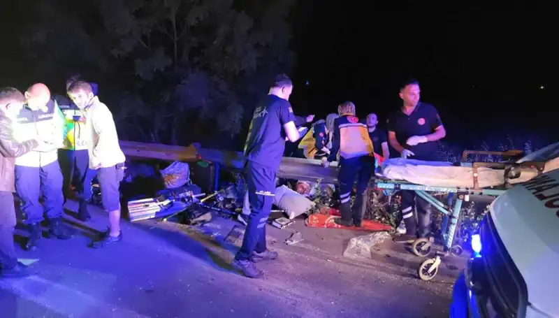 Minibüs Kazasında Hayatını Kaybedenler ve Yaralıların Durumu Tüm Türkiye'yi Sarstı