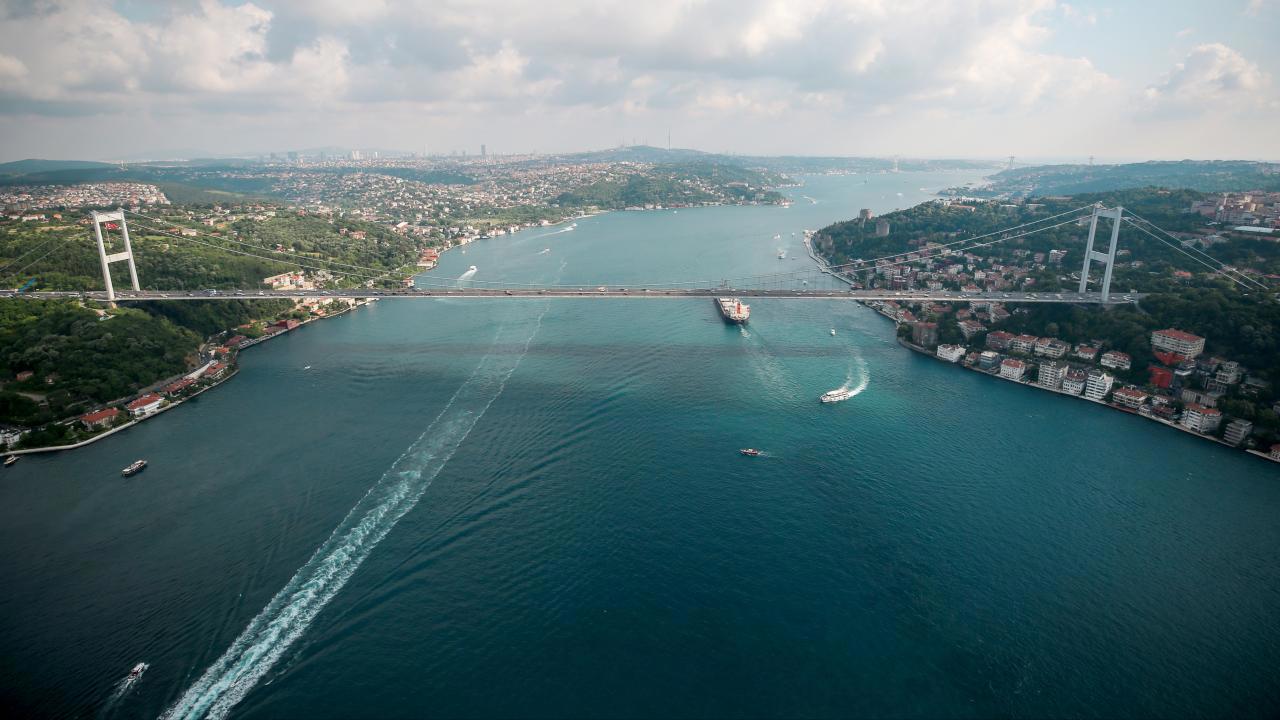 İstanbul Boğazı'nda gemi trafiği durdu: 2 kardeş kayıp