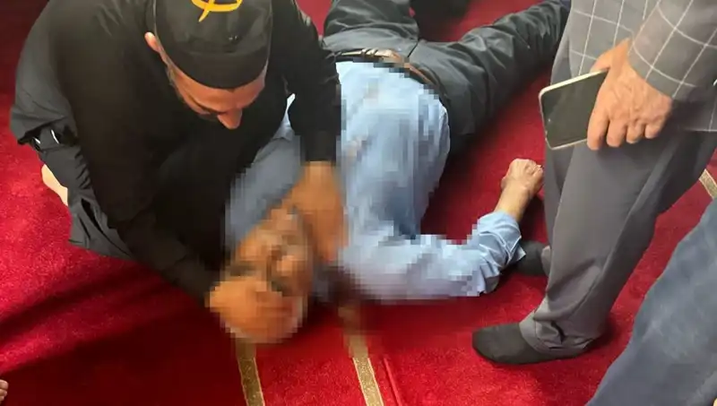Camide Namaz Kılarken Bıçaklanan Adam Şok Edici Olayın Ayrıntılarını Açıkladı