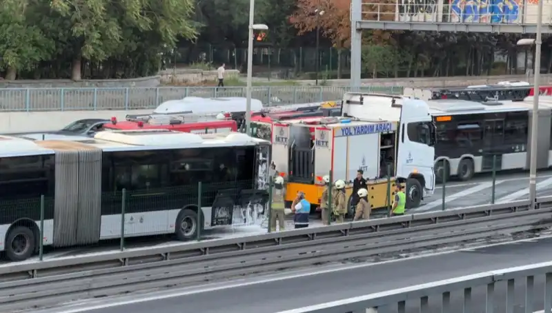 İstanbul Metrobüsünde Yangın: Trafik Kilitlendi, Yolcular Şoka Girdi!