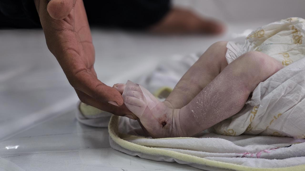 Gazze'de Çocuklar İçin Nöbet: Çadırlarda Soğuktan Korunma Çabası