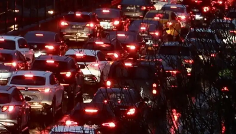 İstanbul'da Tarihi Trafik Sıkışıklığı: Ankara Yolu 12 Saat Kapatılıyor!