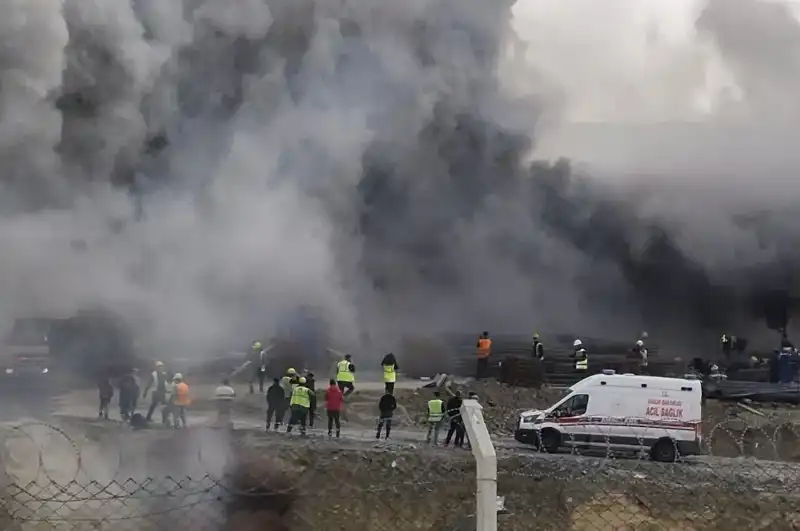 Esenyurt'ta İşçi Konteynerleri Korkunç Bir Yangınla Alev Alev Yandı!