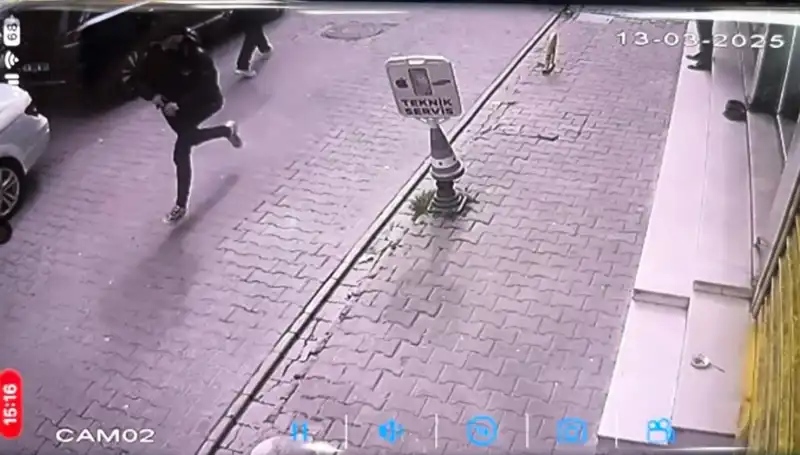 İstanbul'da Silahlı Saldırı: Saldırganın Kurbanı Bacağından Vuruldu