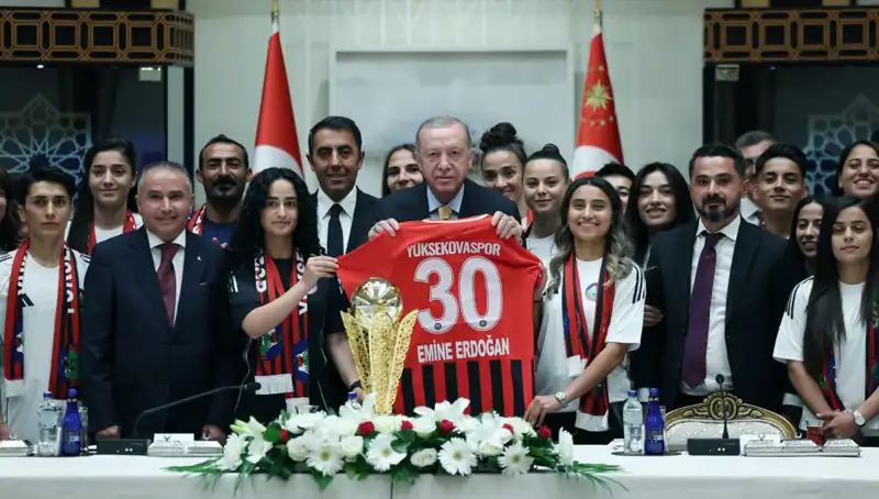 Yüksekovaspor Kadın Futbol Takımı Cumhurbaşkanı Erdoğan ile Buluştu