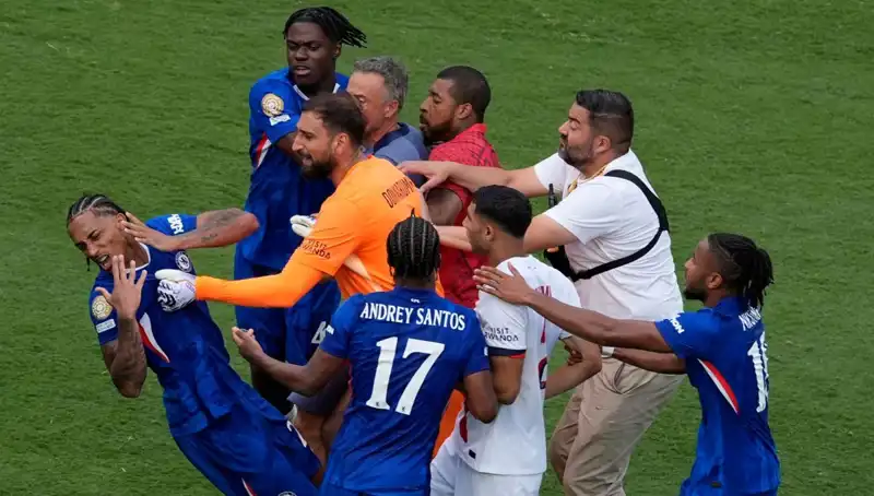 Dev Finalde Şok Eden Olay: Teknik Direktörden Futbolcuya Yumruk!