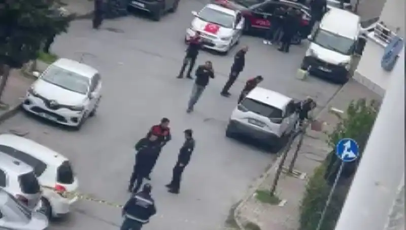 Yolda Yürürken Kurşun Yağmuruna Tutulan Adam: O Anlar Kamerada!