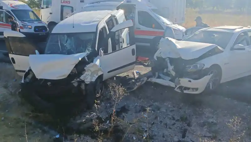 Nevşehir'deki Kaza: 14 Yaralıyla İki Araç Çarpıştı