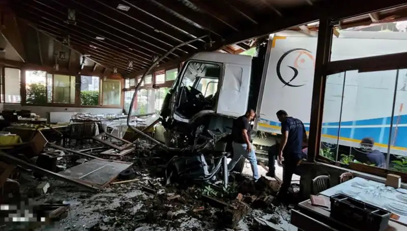 Freni Boşalan Kamyon Restorana Girdi, O Anlar Kamerada!