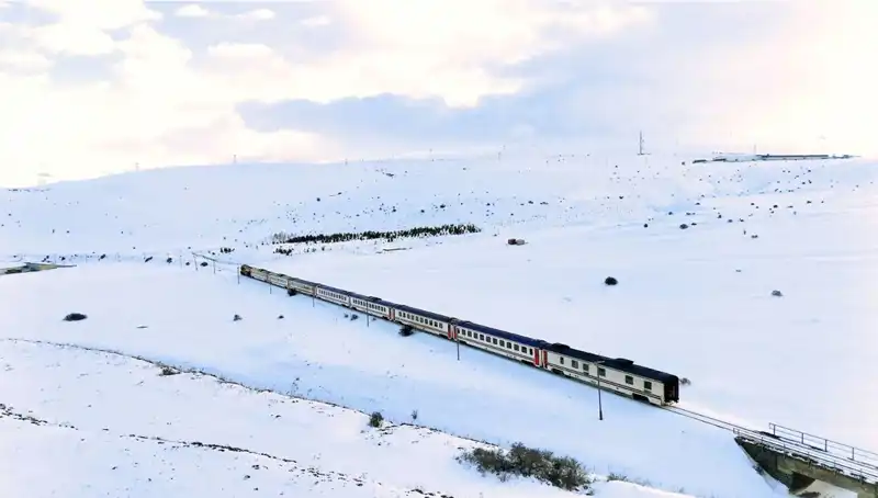 Turistik Doğu Ekspresi ile Masal Gibi Yolculuk: Karlı Ovalarda Geçen Bir Rüya