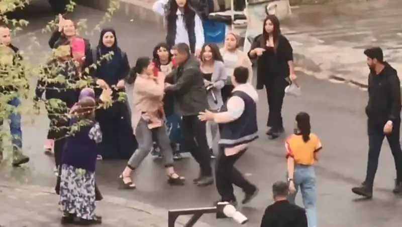 Adliye Önünde Yaşanan Kavgada Tekme ve Yumruklar Havada Uçuştu