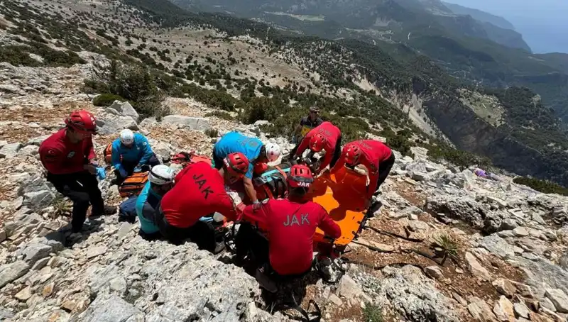 Fethiye'de Trajik Olay: Paraşüt Kayalıklara Düştü, 2 Kişi Hayatını Kaybetti
