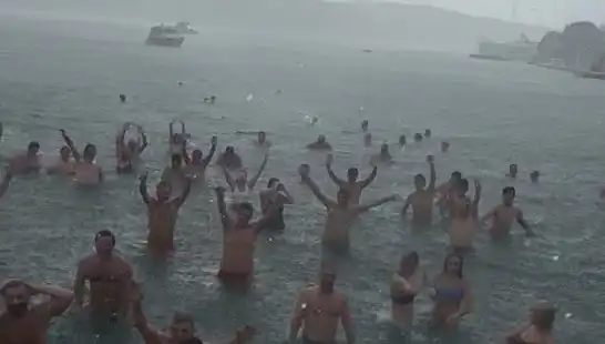 İstanbul Bebek’te Yağmura Rağmen Denize Girenlerin Eğlencesi Göz Kamaştırdı