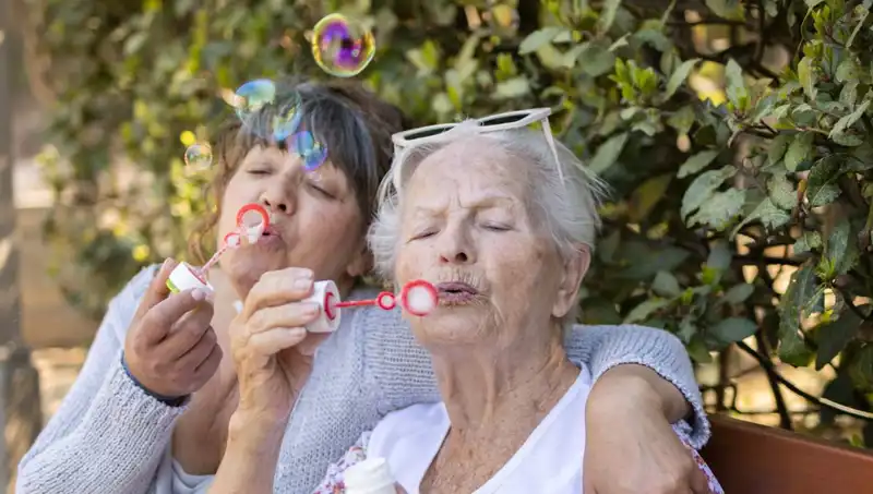 100 Yaşında İki Kadından Uzun Yaşamın Sırrı: Diyet ve Egzersizi Geride Bırakın!
